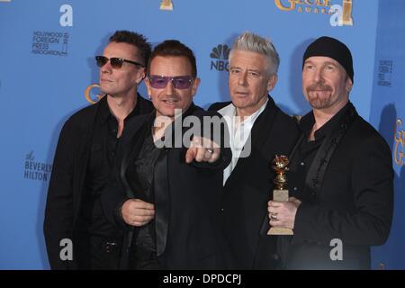 Los Angeles, Kalifornien, USA. 12. Januar 2014. Larry Mullen Jr. (l-R), The Edge von U2, Bono und Adam Clayton posieren im Presseraum der 71. Annual Golden Globe Awards aka Golden Globes im Hotel Beverly Hilton in Los Angeles, USA, auf 12. Januar 2014. Foto: Hubert Boesl/Dpa/Alamy Live News Stockfoto