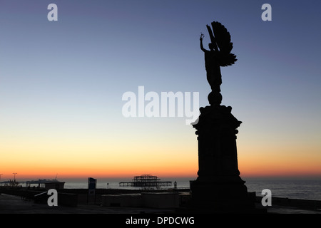 Das Weibchen geflügelte Frieden Statue von 1912 auf der Brighton und Hove Grenze, Sussex County, England, UK Stockfoto