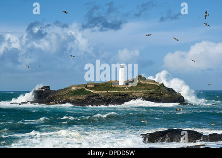Riesige Wellen schlagen Godrevy Insel in Cornwall, nachdem der Sturm den Spitznamen "St. Jude" Stockfoto