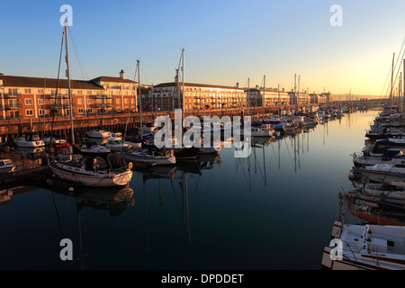 Dawn, Boote und Häuser im Brighton Marina, Brighton & Hove, Sussex County, England, UK Stockfoto