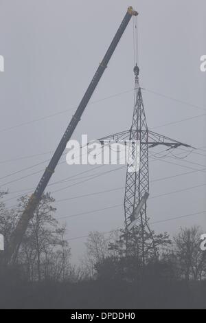 Rivenich, Deutschland. 13. Januar 2014. Der Flügel einer abgestürzten Business-Ebene hängt an einem Strommast (L) in der Nähe von Rivenich, Deutschland, 13. Januar 2014. Das Flugzeug auf einem Flugplatz landen wollte in der Nähe und streifte einen Strommast bei dichtem Nebel. Alle vier Passagiere starben bei dem Absturz. Foto: Thomas Frey/Dpa/Alamy Live News Stockfoto