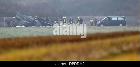 Rivenich, Deutschland. 13. Januar 2014. Rettungskräfte sichern Sie den Unfallort nach dem Absturz eines Flugzeugs Geschäft in der Nähe von Rivenich, Deutschland, 13. Januar 2014. Das Flugzeug sollte auf einem Flugplatz in der Nähe von land und streifte einen Strommast bei dichtem Nebel. Alle vier Passagiere starben bei dem Absturz. Foto: Thomas Frey/Dpa/Alamy Live News Stockfoto