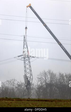 Rivenich, Deutschland. 13. Januar 2014. Der Flügel einer abgestürzten Business-Ebene hängt an einem Strommast (L) in der Nähe von Rivenich, Deutschland, 13. Januar 2014. Das Flugzeug auf einem Flugplatz landen wollte in der Nähe und streifte einen Strommast bei dichtem Nebel. Alle vier Passagiere starben bei dem Absturz. Foto: Thomas Frey/Dpa/Alamy Live News Stockfoto