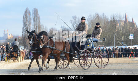 Ellwangen, Deutschland. 13. Januar 2014. Steffen Brauchle präsentiert ein Wagen und ein paar während der Vergabe der Pferdekutsche Preis bei der "Kalter Markt" (lit. kalten Markt) Pferdemarkt in Ellwangen, Deutschland, 13. Januar 2014. Seit dem 17. Jahrhundert findet der "Kalter Markt" Pferdemarkt jährlich am ersten Montag nach dem Dreikönigstag. Eine große Parade und die Verleihung eines Preises für Pferde und Kutschen sind Teil des Ereignisses. Foto: FRANZISKA KRAUFMANN/Dpa/Alamy Live-Nachrichten Stockfoto