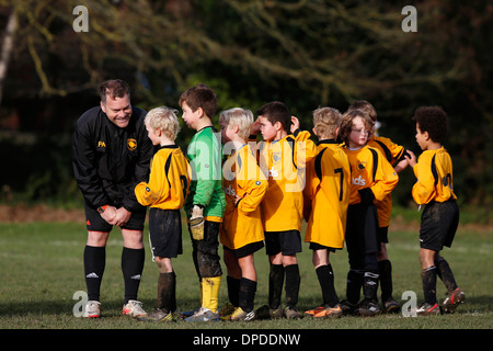 Hartley Wintney Falken junior Football Team (gelb) spielen Curley Park Rangers in einem Jugendfußball in Hampshire 14.12.13 übereinstimmen Stockfoto