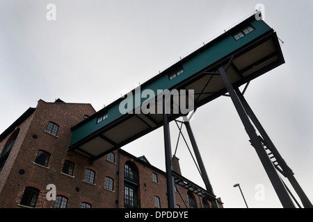 Altes Kornhaus Gebäude und überhängenden Gantry nun als nächstes das Meer Norfolk UK, der Getreidespeicher wurde in Wohnungen umgewandelt. Stockfoto