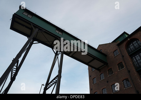 Altes Kornhaus Gebäude und überhängenden Gantry nun als nächstes das Meer Norfolk UK, der Getreidespeicher wurde in Wohnungen umgewandelt. Stockfoto