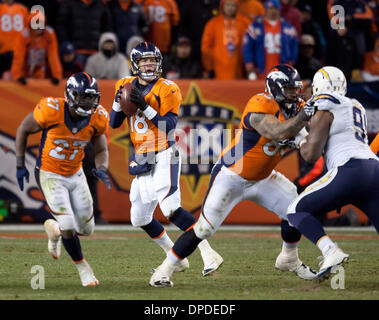 Denver, USA. 12. Januar 2014. Broncos QB PEYTON MANNING, links, Mitte, bereitet um den Ball zu einem Teamkollegen während des 2.. die Hälfte davon am Sports Authority Field at Mile High Sonntagnachmittag. Die Broncos schlagen die Ladegeräte 24-17. Bildnachweis: Aktion Plus Sport/Alamy Live-Nachrichten Stockfoto