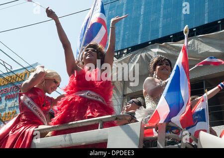 Bangkok, Thailand. 13. Jan 2014. transvestiten Entertainer beleben ein anti-government Rally an der Sukhumvit Road, Bangkok, Teil der Abschaltung bangkok Kampagne gegen pm Yingluck Shinawatra Credit: Philip Spiel/alamy leben Nachrichten Stockfoto