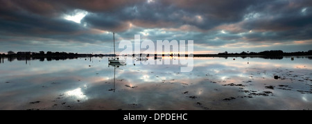 Abenddämmerung Farben über Bosham Bootfahren Channel, West Sussex County, England, UK Stockfoto