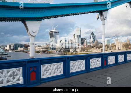 Blick auf die City of London von Tower Bridge London England UK Stockfoto