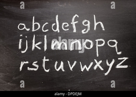 Handgeschriebenen Buchstaben des Alphabets auf eine Tafel geschrieben Stockfoto
