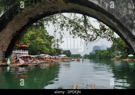 Bambus-Flöße und eine Brücke in Yangshuo, Guilin, China Stockfoto