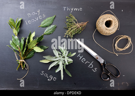 Salbei, Thymian und Bucht lässt auf Tafel Stockfoto