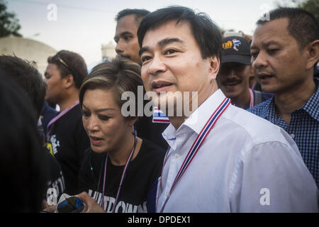 Bangkok, Thailand. 13. Januar 2014. Ehemalige thailändische Premierminister ABHISIT VEJJAJIVA, einer der Führer der Demokratischen Partei, Spaziergänge durch die Anti-Regierungs-Protest im Lumpini-Park. Abhisit und all die anderen Demokraten, die Opposition Partei in Thailand, aus dem Parlament ausgeschieden und nicht bei den kommenden Wahlen teilnehmen. Bildnachweis: ZUMA Press, Inc./Alamy Live-Nachrichten Stockfoto