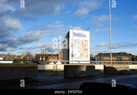 Melden Sie sich für Westway Sportzentrum an der A40 Shepherds Bush London UK; Das Center ist unter der A40. Stockfoto