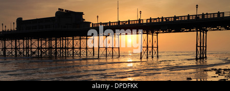 Sonnenuntergang über den viktorianischen Pier, Worthing Stadt, Grafschaft West Sussex, England, UK Stockfoto