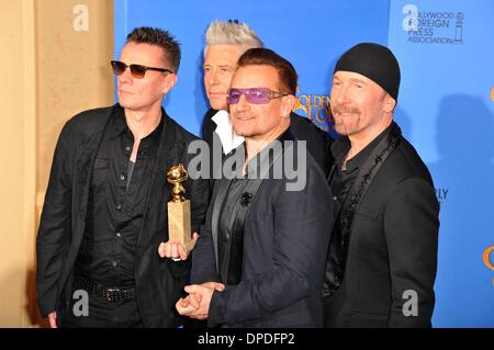 Los Angeles, CA, USA. 12. Januar 2014. Adam Clayton, Larry Mullen Jr., Bono und The Edge (von U2) im Presseraum für 71. Golden Globes Awards - Press Room, The Beverly Hilton Hotel, Los Angeles, CA 12. Januar 2014. Bildnachweis: Linda Wheeler/Everett Collection/Alamy Live-Nachrichten Stockfoto