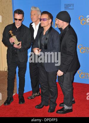 Adam Clayton, Larry Mullen Jr., Bono und The Edge (von U2) im Presseraum für 71. Golden Globes Awards - Press Room, The Beverly Hilton Hotel, Los Angeles, CA 12. Januar 2014. Foto von: Linda Wheeler/Everett Collection Stockfoto