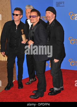 Adam Clayton, Larry Mullen Jr., Bono und The Edge (von U2) im Presseraum für 71. Golden Globes Awards - Press Room, The Beverly Hilton Hotel, Los Angeles, CA 12. Januar 2014. Foto von: Linda Wheeler/Everett Collection Stockfoto