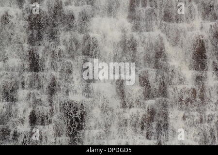 Wasser strömt über Derwent Damm nach starkem Regen in der Upper Derwent Valley, Peak District, Derbyshire, UK Stockfoto