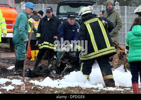 Rivenich, Deutschland. 13. Januar 2014. Experten von der deutschen Bundesrepublik Bureau des Flugzeug Unfall Untersuchung (BFU) untersuchen Stücke ein Flugzeugwrack an der Stelle, wo eine zweimotorige Geschäftsflugzeug in der Nähe von Rivenich, Deutschland, 13. Januar 2014 stürzte. Das Flugzeug geplant wa am Flugplatz Foehren aber nahm Kontakt mit einem macht-Pylon in dichtem Nebel landen. Alle vier Passagiere starben bei dem Unfall. Foto: THOMAS FREY/Dpa/Alamy Live News Stockfoto