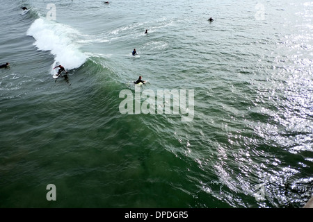 Surfer im Pazifischen Ozean abseits der Küste von Huntington Beach, Kalifornien, USA. Stockfoto