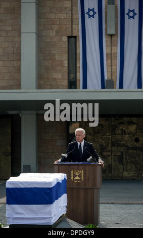 Jerusalem. 13. Januar 2014. US-Vizepräsident Joe Biden befasst sich mit eine Zustand-Gedenkfeier des ehemaligen israelischen Premierministers Ariel Sharon an israelischen Knesset (Parlament) in Jerusalem.The Zustand Trauerfeier hier am Montag fand, begleitet von US-Vizepräsident Joe Biden und Quartett Vertreter und ehemaligen britischen Premierminister Tony Blair. Ehemaligen israelischen Ministerpräsidenten Ariel Sharon, eine umstrittene Abbildung, die den Kurs des Nahen Ostens verändert starb in einem Krankenhaus in der Nähe von Tel Aviv in Zentral-Israel am Samstag im Alter von 85. Bildnachweis: Xinhua/Alamy Live-Nachrichten Stockfoto