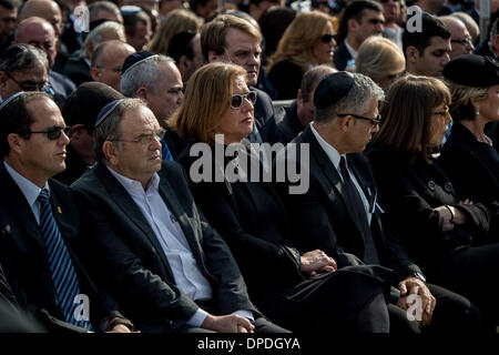 Jerusalem, Israel. 13. Januar 2014. Israelischen Justizministerin Tzipi Livni (3. L, vorn), israelische Finanzminister Yair Lapid (4. L, vorn) und andere Ehrengäste besuchen eine staatliche Gedenkfeier des ehemaligen israelischen Ministerpräsidenten Ariel Sharon an israelischen Knesset (Parlament) in Jerusalem.The Zustand Trauerfeier hier am Montag fand, begleitet von US-Vizepräsident Joe Biden und Quartett Vertreter und ehemaligen britischen Premierminister Tony Blair. Bildnachweis: Xinhua/Alamy Live-Nachrichten Stockfoto