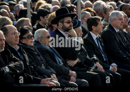 Jerusalem. 13. Januar 2014. Vertreter besuchen eine staatliche Gedenkfeier des ehemaligen israelischen Premierministers Ariel Sharon an israelischen Knesset (Parlament) in Jerusalem.The Zustand Trauerfeier hier am Montag fand, begleitet von US-Vizepräsident Joe Biden und Quartett Vertreter und ehemaligen britischen Premierminister Tony Blair. Ehemaligen israelischen Ministerpräsidenten Ariel Sharon, eine umstrittene Abbildung, die den Kurs des Nahen Ostens verändert starb in einem Krankenhaus in der Nähe von Tel Aviv in Zentral-Israel am Samstag im Alter von 85. Bildnachweis: Xinhua/Alamy Live-Nachrichten Stockfoto