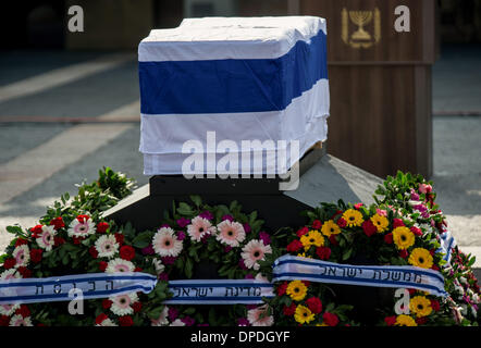 Jerusalem. 13. Januar 2014. Sarg des ehemaligen israelischen Premierministers Ariel Sharon, während einer Zustand-Gedenkfeier am israelischen Knesset (Parlament) in Jerusalem.The Zustand Trauerfeier gesehen wird fand hier am Montag, begleitet von US-Vizepräsident Joe Biden und Quartett Vertreter und ehemaligen britischen Premierminister Tony Blair. Ehemaligen israelischen Ministerpräsidenten Ariel Sharon, eine umstrittene Abbildung, die den Kurs des Nahen Ostens verändert starb in einem Krankenhaus in der Nähe von Tel Aviv in Zentral-Israel am Samstag im Alter von 85. Bildnachweis: Xinhua/Alamy Live-Nachrichten Stockfoto