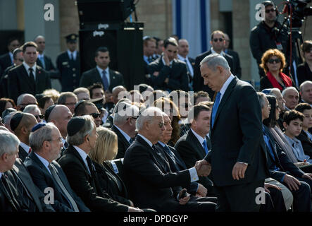 Jerusalem, Israel. 13. Januar 2014. Der israelische Ministerpräsident Benjamin Netanyahu schüttelt Hände mit US-Vizepräsident Joe Biden nachdem Adressierung einer Zustand-Gedenkfeier des ehemaligen israelischen Premierministers Ariel Sharon an israelischen Knesset (Parlament) in Jerusalem.The Zustand Trauerfeier hier am Montag gehalten wurde, begleitet von US-Vizepräsident Joe Biden und Quartett Vertreter und ehemaligen britischen Premierminister Tony Blair. Bildnachweis: Xinhua/Alamy Live-Nachrichten Stockfoto