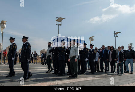 Jerusalem. 13. Januar 2014. Wächter der Ehre tragen den Sarg des ehemaligen israelischen Premierministers Ariel Sharon während einer Zustand-Gedenkfeier am israelischen Knesset (Parlament) in Jerusalem.The Zustand Trauerfeier hier am Montag fand, begleitet von US-Vizepräsident Joe Biden und Quartett Vertreter und ehemaligen britischen Premierminister Tony Blair. Ehemaligen israelischen Ministerpräsidenten Ariel Sharon, eine umstrittene Abbildung, die den Kurs des Nahen Ostens verändert starb in einem Krankenhaus in der Nähe von Tel Aviv in Zentral-Israel am Samstag im Alter von 85. Bildnachweis: Xinhua/Alamy Live-Nachrichten Stockfoto