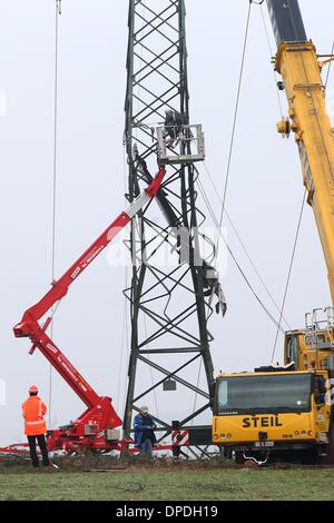 Rivenich, Deutschland. 13. Januar 2014. Ein Flügel eines abgestürzten Zweimotoren Geschäftsflugzeuge hängt in einem macht-Pylon in der Nähe von Rivenich, Deutschland, 13. Januar 2014. Das Flugzeug war geplant, auf dem Flugplatz Foehren aber nahm Kontakt mit einem macht-Pylon in dichtem Nebel landen. Alle vier Passagiere starben bei dem Unfall. Foto: THOMAS FREY/Dpa/Alamy Live News Stockfoto