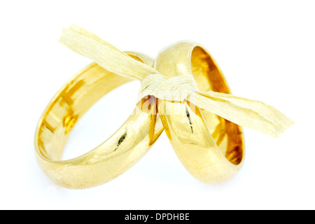 Zwei goldene Hochzeit Ringe mit Schleife gebunden. Isoliert auf weißem Hintergrund Stockfoto