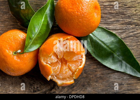 Draufsicht der frischen Mandarinen auf hölzernen Hintergrund Stockfoto