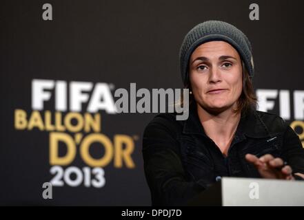 Zürich, Schweiz. 13. Januar 2014. Kandidaten für den 2013 FIFA Frauen-Spieler des Jahres, des Deutschen Torhüter Nadine Angerer besucht eine Pressekonferenz vor Ballon d ' Or Award Zeremonie in Zürich, Schweiz, am 13. Januar 2014. Bildnachweis: Wang Siwei/Xinhua/Alamy Live-Nachrichten Stockfoto