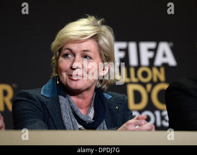 Zürich, Schweiz. 13. Januar 2014. Kandidaten für die 2013 FIFA Coah des Jahres besucht deutschen nationalen Frauen-Fußball-Team-Coach Silvia Neid eine Pressekonferenz vor Ballon d ' Or Award Zeremonie in Zürich, Schweiz, am 13. Januar 2014. Bildnachweis: Wang Siwei/Xinhua/Alamy Live-Nachrichten Stockfoto