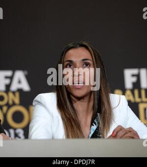 Zürich, Schweiz. 13. Januar 2014. Kandidaten für den 2013 FIFA Frauen-Spieler des Jahres, Brasiliens Fußballstar Marta besucht eine Pressekonferenz vor Ballon d ' Or Award Zeremonie in Zürich, Schweiz, am 13. Januar 2014. Bildnachweis: Wang Siwei/Xinhua/Alamy Live-Nachrichten Stockfoto