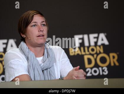 Zürich, Schweiz. 13. Januar 2014. Kandidaten für den 2013 FIFA Frauen-Spieler des Jahres, US-Football-Star Abby Wambach besucht eine Pressekonferenz vor Ballon d ' Or Award Zeremonie in Zürich, Schweiz, am 13. Januar 2014. Bildnachweis: Wang Siwei/Xinhua/Alamy Live-Nachrichten Stockfoto