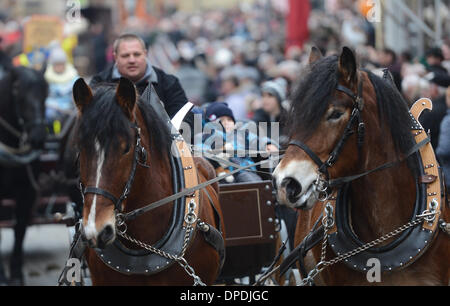 Ellwangen, Deutschland. 13. Januar 2014. Ein Team von Carthorses beteiligt sich an der "Kalter Markt" (lit. kalten Markt) Markt Pferdeparade in Ellwangen, Deutschland, 13. Januar 2014. Seit dem 17. Jahrhundert findet der "Kalter Markt" Pferdemarkt jährlich am ersten Montag nach dem Dreikönigstag. Eine große Parade und die Verleihung eines Preises für Pferde und Kutschen sind Höhepunkte der Veranstaltung. Foto: FRANZISKA KRAUFMANN/Dpa/Alamy Live-Nachrichten Stockfoto