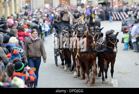 Ellwangen, Deutschland. 13. Januar 2014. Ein Team von acht Ponys beteiligt sich an der "Kalter Markt" (lit. kalten Markt) Markt Pferdeparade in Ellwangen, Deutschland, 13. Januar 2014. Seit dem 17. Jahrhundert findet der "Kalter Markt" Pferdemarkt jährlich am ersten Montag nach dem Dreikönigstag. Eine große Parade und die Verleihung eines Preises für Pferde und Kutschen sind Höhepunkte der Veranstaltung. Foto: FRANZISKA KRAUFMANN/Dpa/Alamy Live-Nachrichten Stockfoto