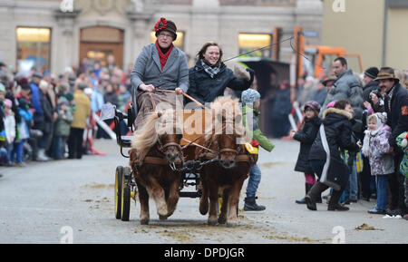 Ellwangen, Deutschland. 13. Januar 2014. Ein Team von Shetland-Ponys beteiligt sich an der "Kalter Markt" (lit. kalten Markt) Markt Pferdeparade in Ellwangen, Deutschland, 13. Januar 2014. Seit dem 17. Jahrhundert findet die "Kalter Markt" Pferdemarkt jährlich am ersten Montag nach dem Dreikönigstag. Eine große Parade und die Verleihung eines Preises für Pferde und Kutschen sind Höhepunkte der Veranstaltung. Foto: FRANZISKA KRAUFMANN/Dpa/Alamy Live-Nachrichten Stockfoto