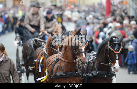 Ellwangen, Deutschland. 13. Januar 2014. Ein Team von Pferden beteiligt sich an der "Kalter Markt" (lit. kalten Markt) Markt Pferdeparade in Ellwangen, Deutschland, 13. Januar 2014. Seit dem 17. Jahrhundert findet der "Kalter Markt" Pferdemarkt jährlich am ersten Montag nach dem Dreikönigstag. Eine große Parade und die Verleihung eines Preises für Pferde und Kutschen sind Höhepunkte der Veranstaltung. Foto: FRANZISKA KRAUFMANN/Dpa/Alamy Live-Nachrichten Stockfoto