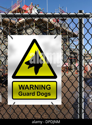 Impressum Sicherheit Gebäude mit "Warnung Wachhunde" Schild an Perimeter Zaun befestigt. Stockfoto