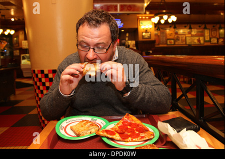 Junger Mann Essen Essen. Stockfoto