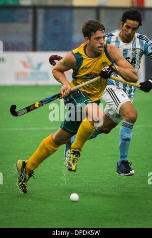 Neu-Delhi, Indien. 13. Januar 2014. Australische Spieler Simon Obstgarten (L) durchbricht während ein Gruppenspiel gegen Argentinien in der Hockey League Herren Weltfinale in New Delhi, der Hauptstadt von Indien, 13. Januar 2014 statt. Australien besiegte Argentinien mit 6: 1. Bildnachweis: Zheng Huansong/Xinhua/Alamy Live-Nachrichten Stockfoto