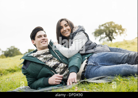 Junges Paar im Park ausruhen Stockfoto