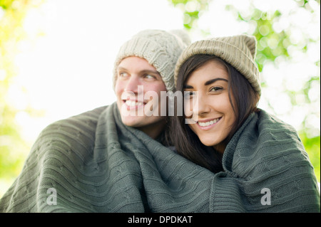 Junges Paar tragen stricken Mützen in Decke gehüllt Stockfoto