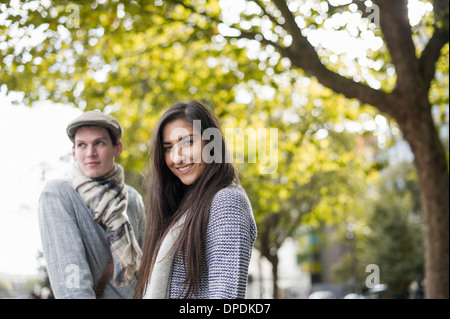 Porträt eines jungen Paares im park Stockfoto
